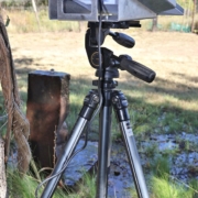 Antenne Starlink Mini installée sur un trépied en extérieur