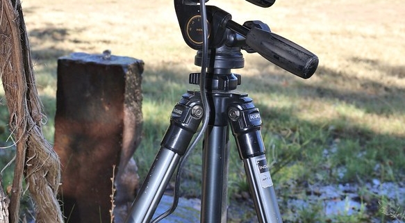 Antenne Starlink Mini installée sur un trépied en extérieur