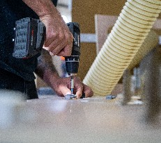 Assemblage d'un aménagement T&T Vans Aventourer à l'atelier