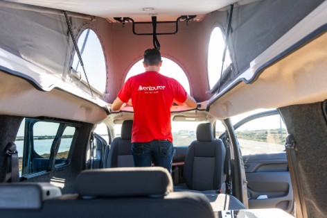 Intérieur d'un van T&T Vans Aventourer avec toit relevable ouvert
