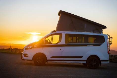 Van aménagé T&T Vans Aventourer avec toit relevable