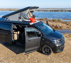 Van T&T Vans Aventourer ouvert, toit relevable déployé