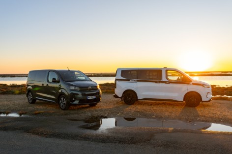 T&T Vans Aventourer : deux vans aménagés au coucher du soleil